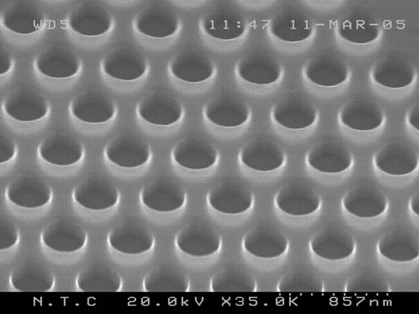 Nanofabricación: ¿Cincelar lo grande o unir lo pequeño?