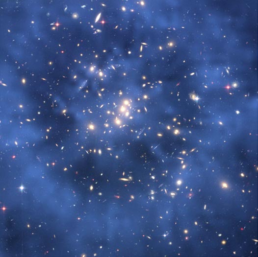 Foto del telescopio Hubble que muestra un anillo de materia oscura alrededor del grupo de la galaxia CI 0024+17 (ZwCI 0024+1652). (Imagen: NASA)
